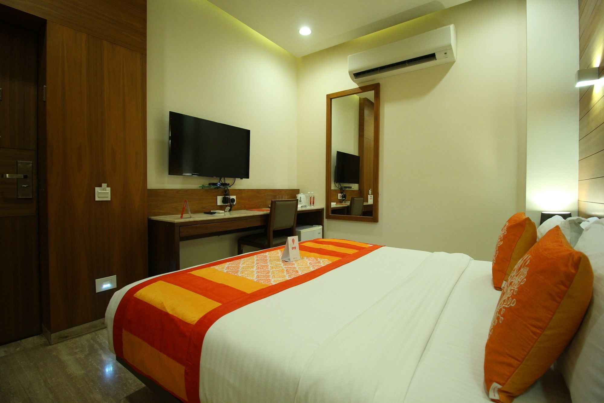Oyo 8992 Hotel Kyra 아흐메다바드 외부 사진
