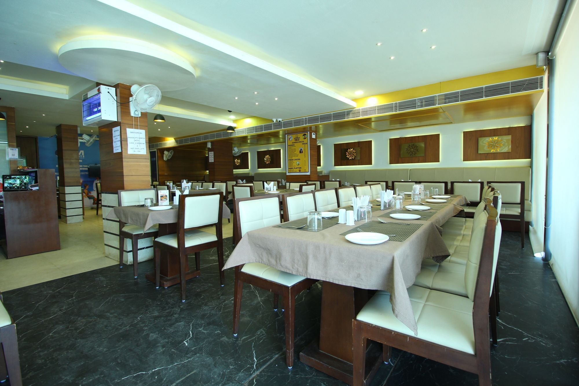 Oyo 8992 Hotel Kyra 아흐메다바드 외부 사진
